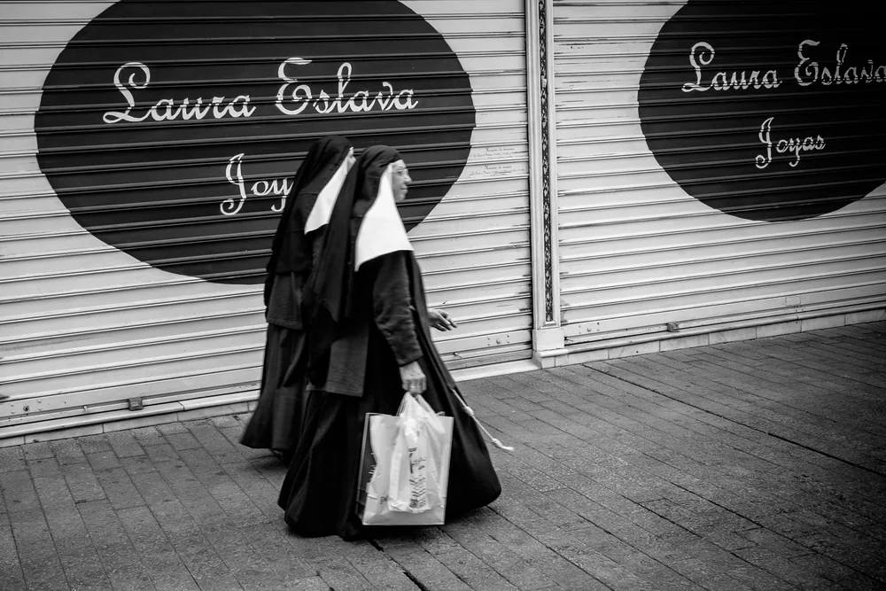 Street Photography in Sevilla, Spain - Photo No. 3329 by Przemek Wozny
