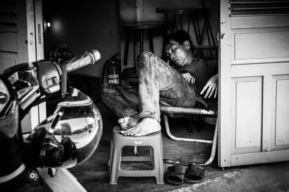 Street Photography in Bangkok, Thailand - Photo No. 3672 by Przemek Wozny